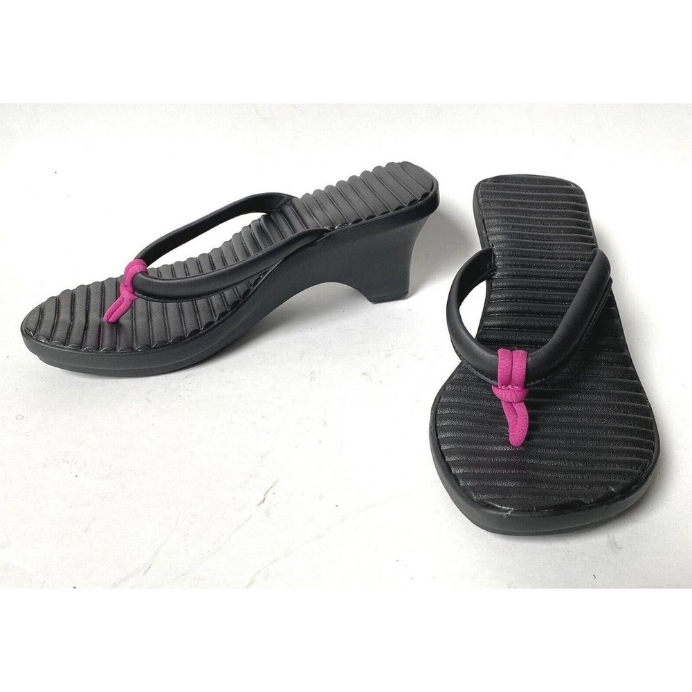 CROCS Womens Sandals SZ 9 Black w/fuchsia Ribbed sole NEW